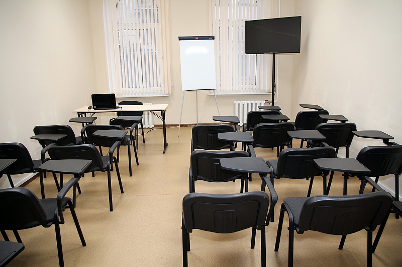 Учебно методический центр спб. Столы для учебных аудиторий. Мебель для учебного класса. Стулья для аудиторий вузов. Мебель для учебного центра.